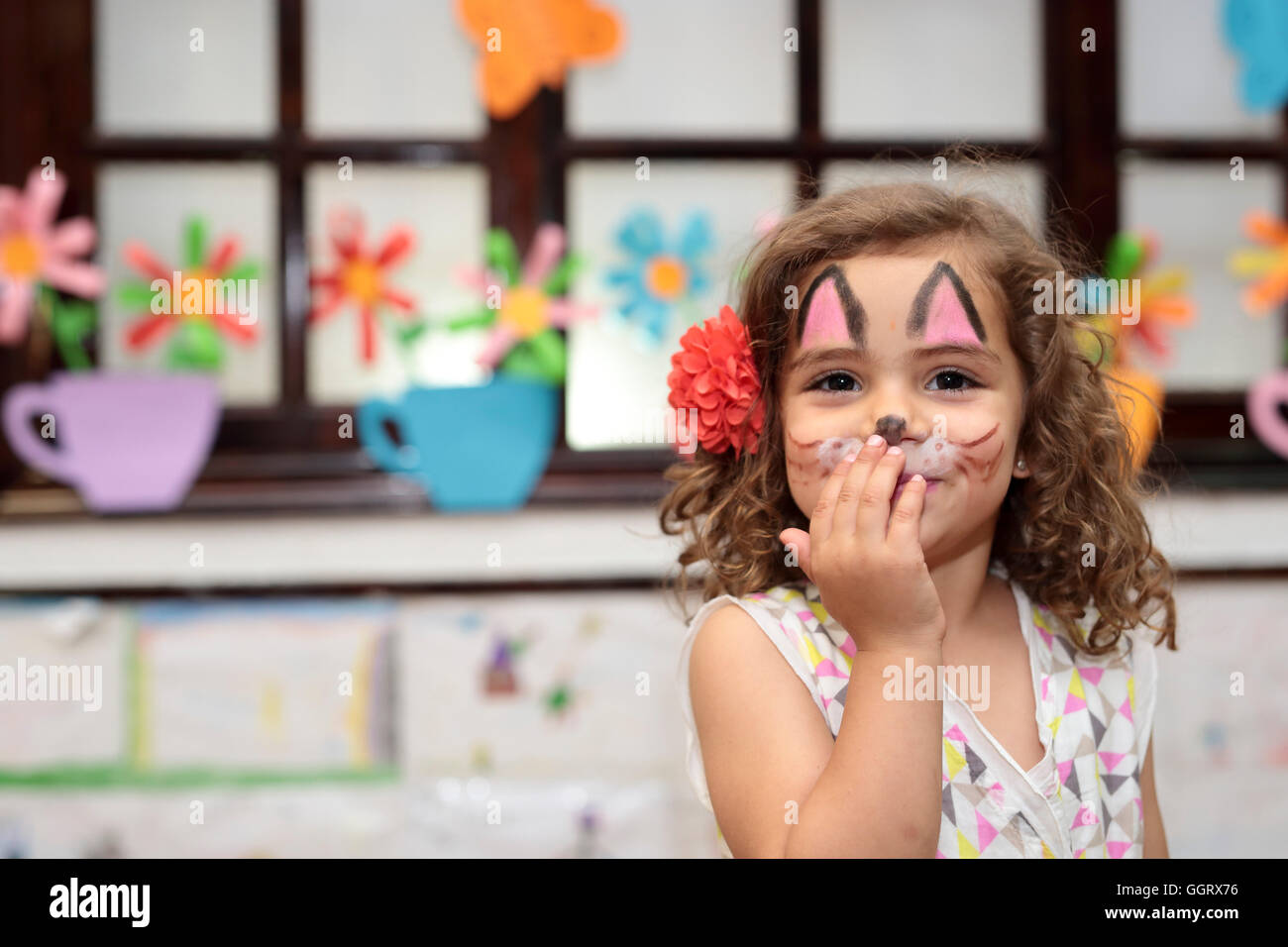 Fille avec visage peint lors d'une fête Banque D'Images