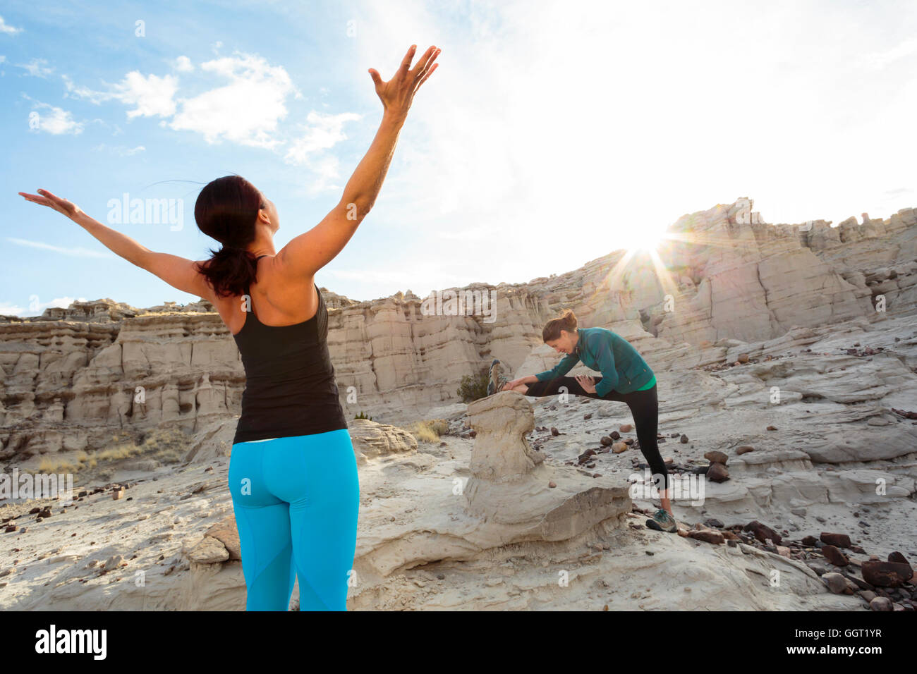 Les femmes s'étendant les bras et les jambes dans le canyon Banque D'Images