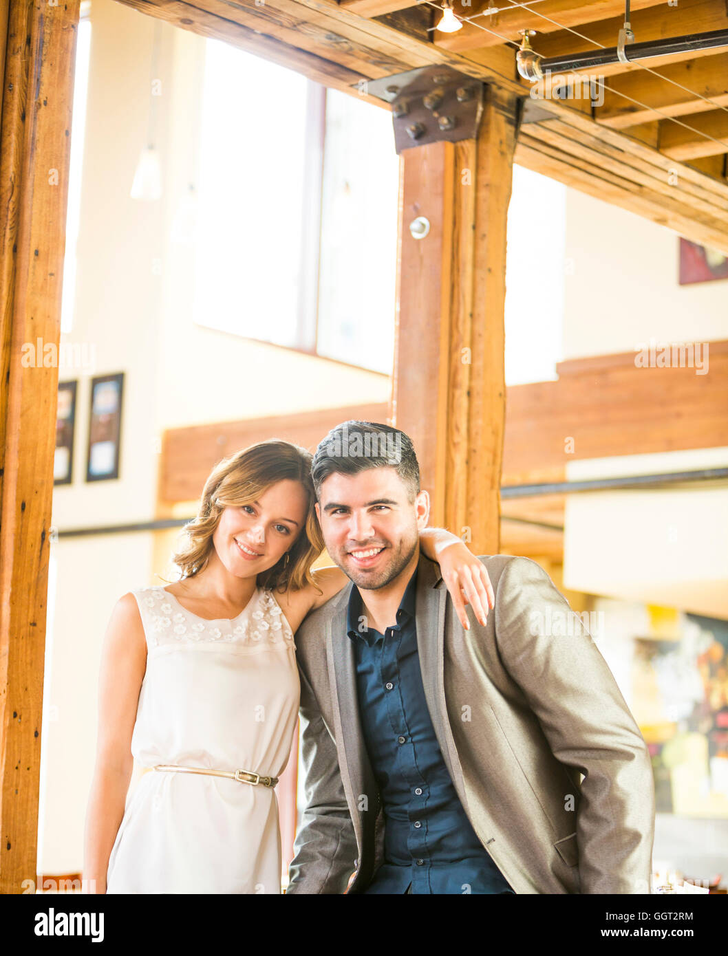 Caucasian couple hugging a proximité de la poutre Banque D'Images