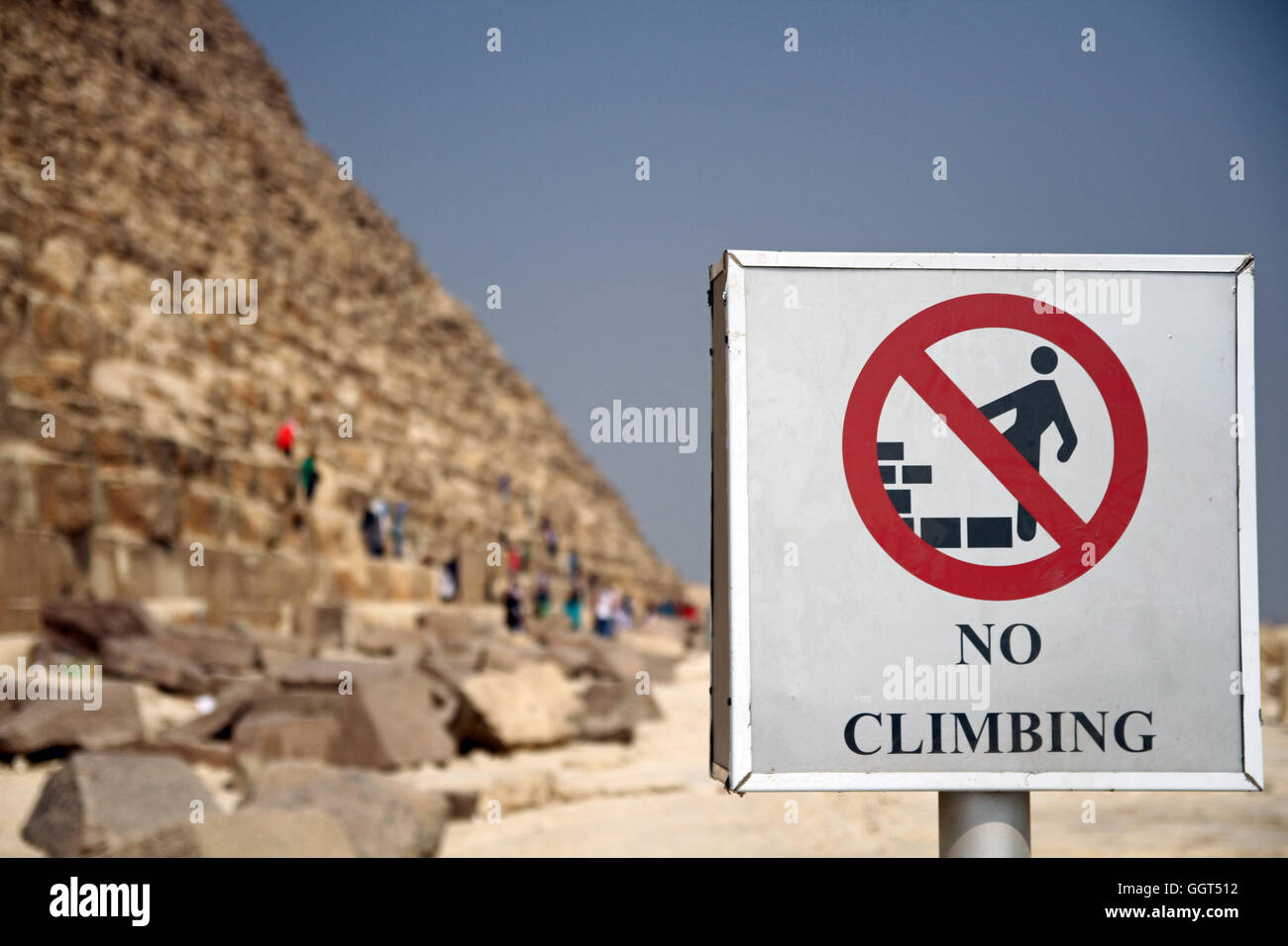 Aucun signe d'escalade à proximité de la grande pyramide de Gizeh (également connu sous le nom de la pyramide de Chéops et la pyramide de Kheops) est la plus ancienne et la plus grande des trois pyramides dans la pyramide de Gizeh bordant ce qui est aujourd'hui complexe El Giza, Egypte. C'est le plus ancien des sept merveilles du monde antique, et le seul à rester en grande partie intacte. Banque D'Images