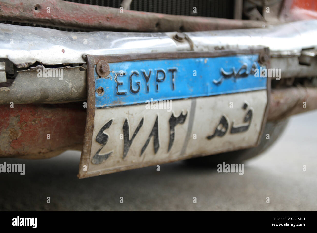 La plaque de numéro de voiture égyptienne sur un taxi au Caire, Egypte Banque D'Images