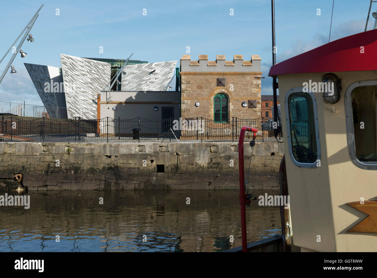 Vue sur le bâtiment Titanic avec les grues Harland et Wolff, Belfast Banque D'Images