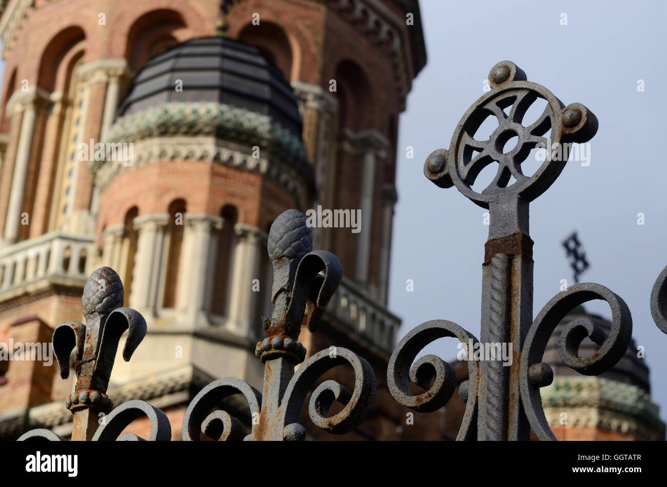 Libre de belle clôture en ex-résidence de l'archevêché (complexes) de l'Université de Tchernivtsi - cross et pomme de pin, dans l'ouest de l'Ukra Banque D'Images