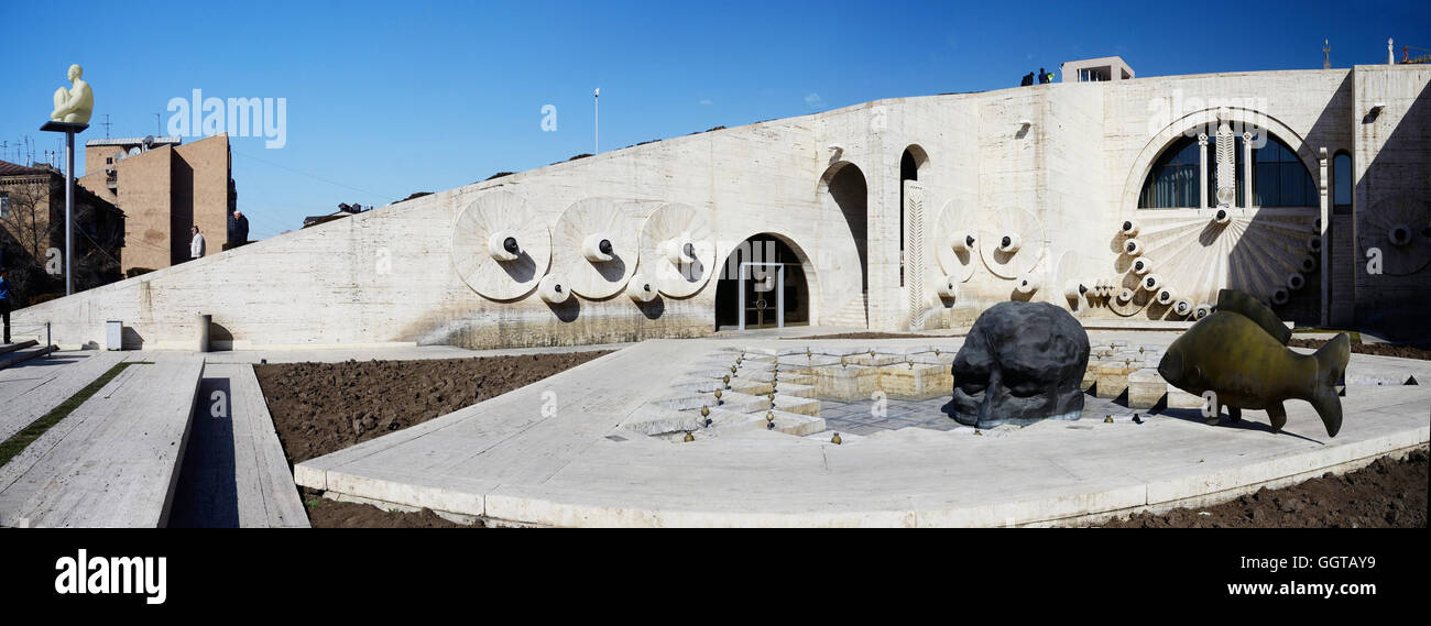 Erevan, Arménie - mars 8, 2015 : objets d'art moderne le crâne et les poissons à Erevan, Cascade escalier géant à Erevan, Arménie. C'est Banque D'Images