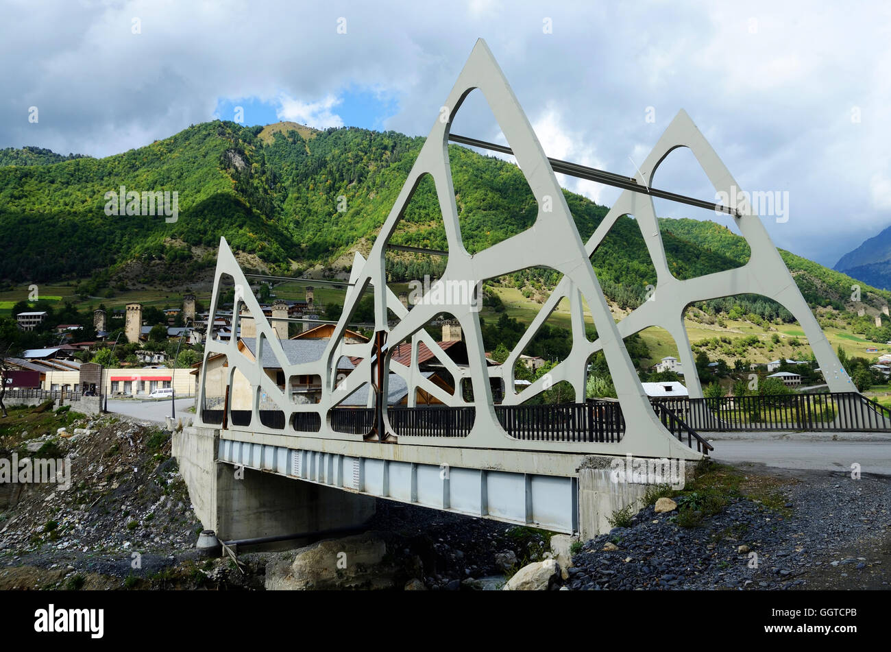 Avis de Mestia pont moderne futuriste,Upper Svaneti, la Géorgie, la Transcaucasie Banque D'Images