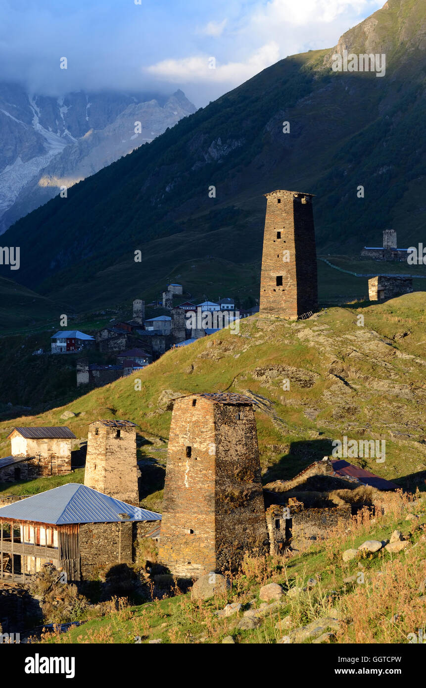 Coucher du soleil à Ushguli ,ville médiévale fortifiée dans les montagnes du Caucase, Géorgie, Svaneti, site du patrimoine mondial de l'UNESCO Banque D'Images