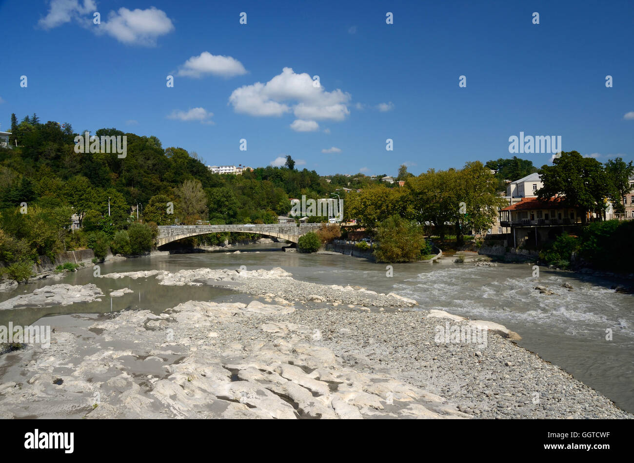 Vue du pont au-dessus de la rivière Rioni à Kutaisi, Géorgie, Caucase, Imereti Banque D'Images