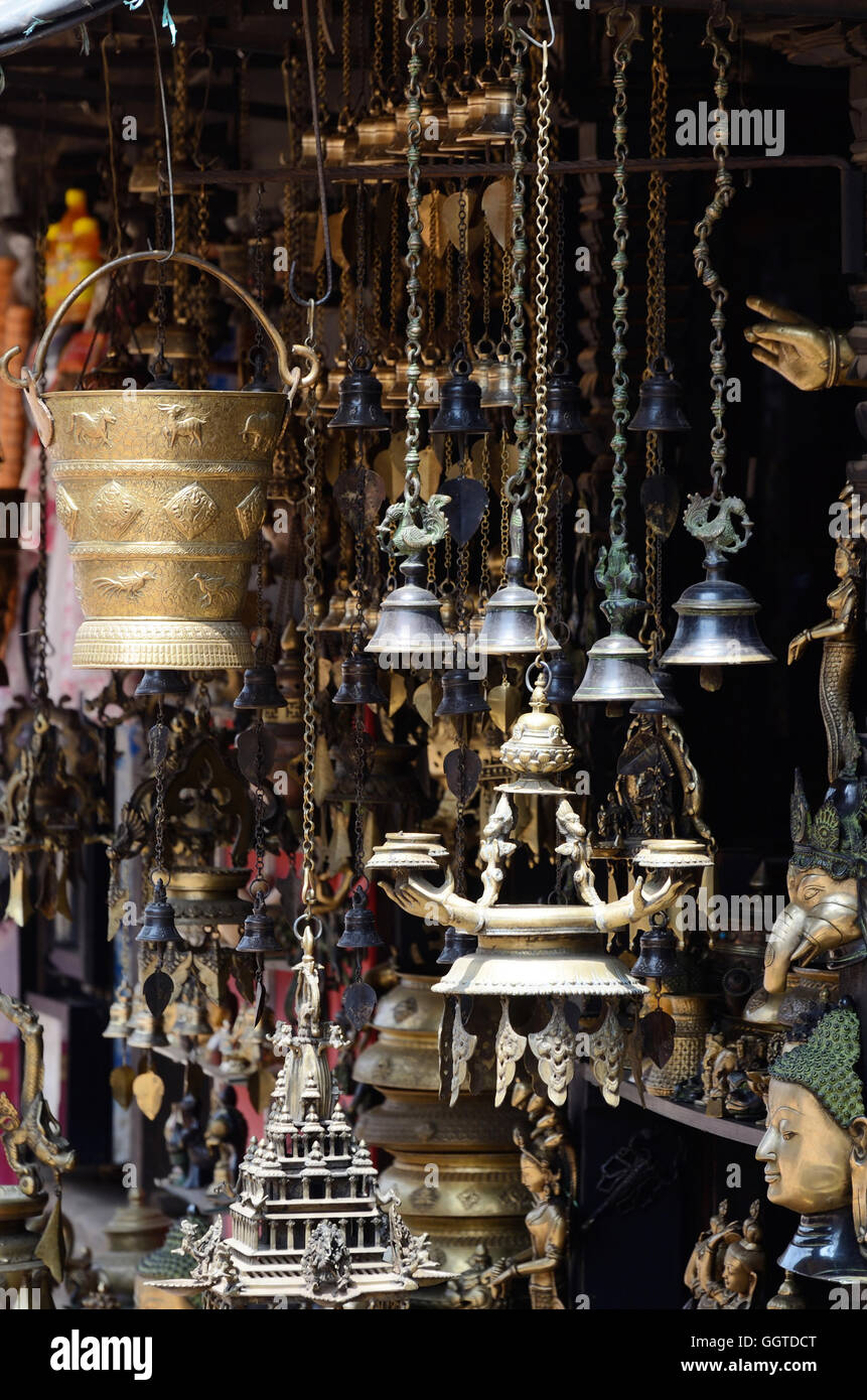 Articles religieux souvenirs dans la boutique de Katmandou, Népal, Asie Banque D'Images