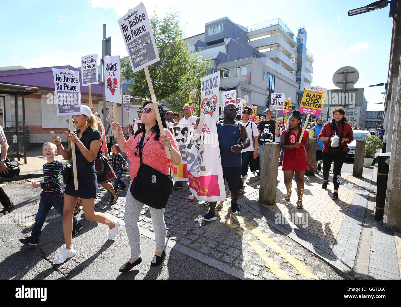 Les manifestants marchant de Broadwater Farm à Tottenham de police de Londres à l'occasion du cinquième anniversaire de la mort de Mark Duggan. Banque D'Images