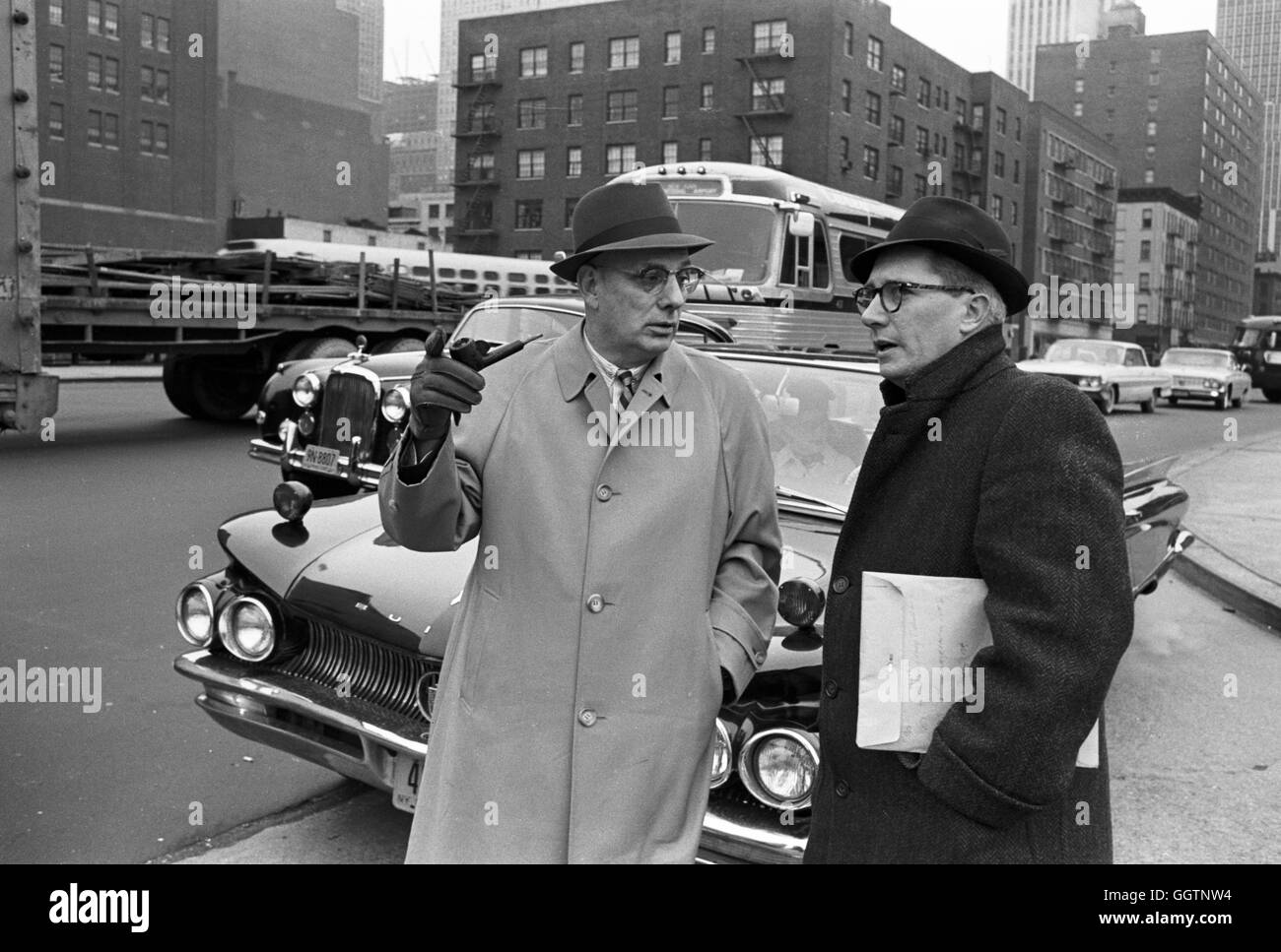 New York City Traffic Commissaire Henry A. Barnes (holding pipe, à gauche) sur la 2e Avenue, juste au sud de la 37e rue à Manhattan. La date est janvier 1962. Banque D'Images