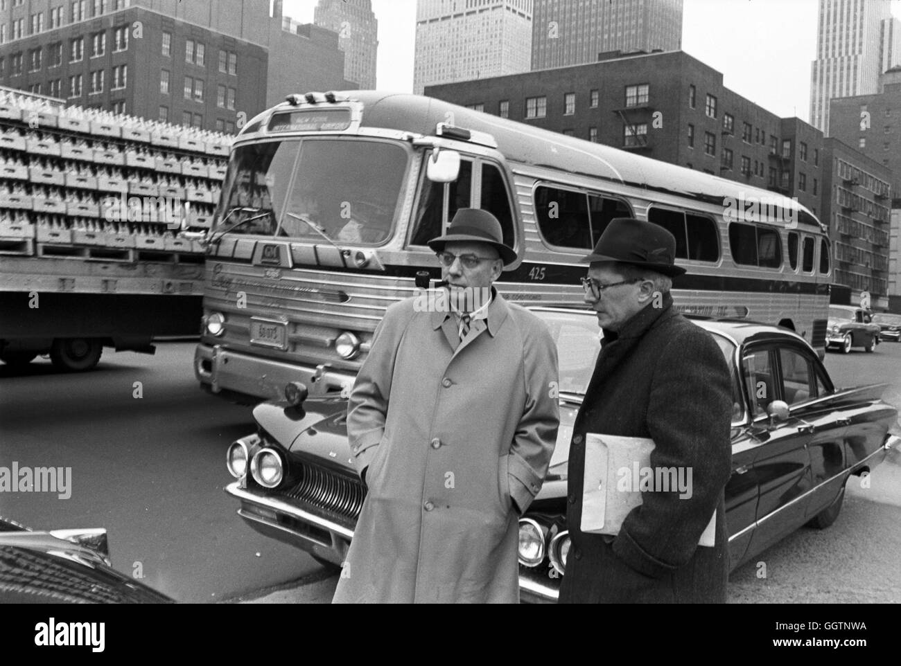 New York City Traffic Commissaire Henry A. Barnes (pipe, à gauche) sur la 2e Avenue, juste au sud de la 37e rue à Manhattan. La date est janvier 1962. Banque D'Images