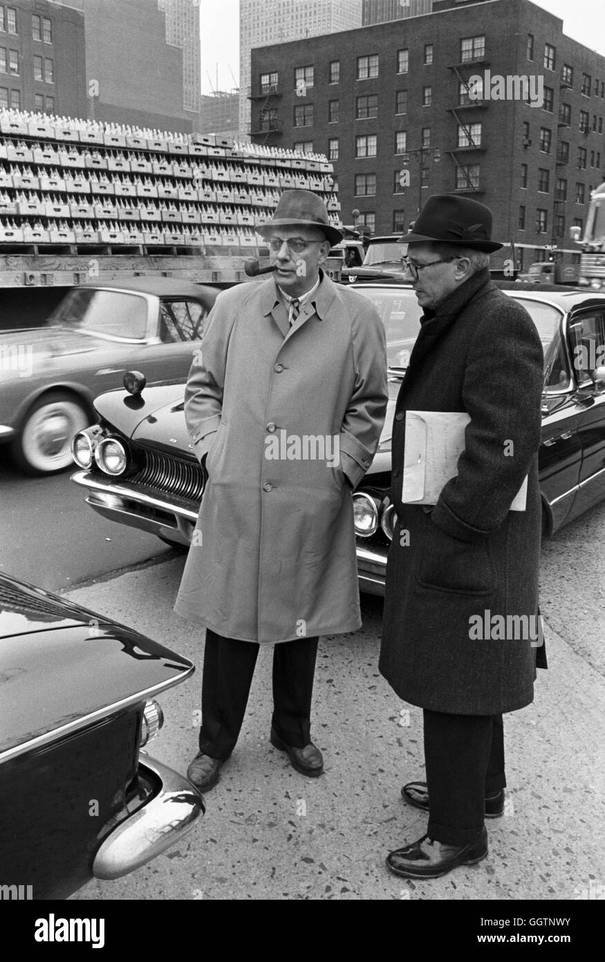 New York City Traffic Commissaire Henry A. Barnes (pipe, à gauche) sur la 2e Avenue, juste au sud de la 37e rue à Manhattan. La date est janvier 1962. Banque D'Images