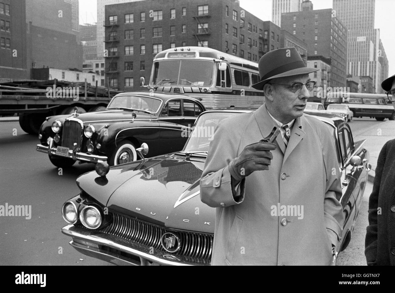 New York City Traffic Commissaire Henry A. Barnes sur la 2e Avenue, juste au sud de la 37e rue à Manhattan. La date est janvier 1962. Banque D'Images