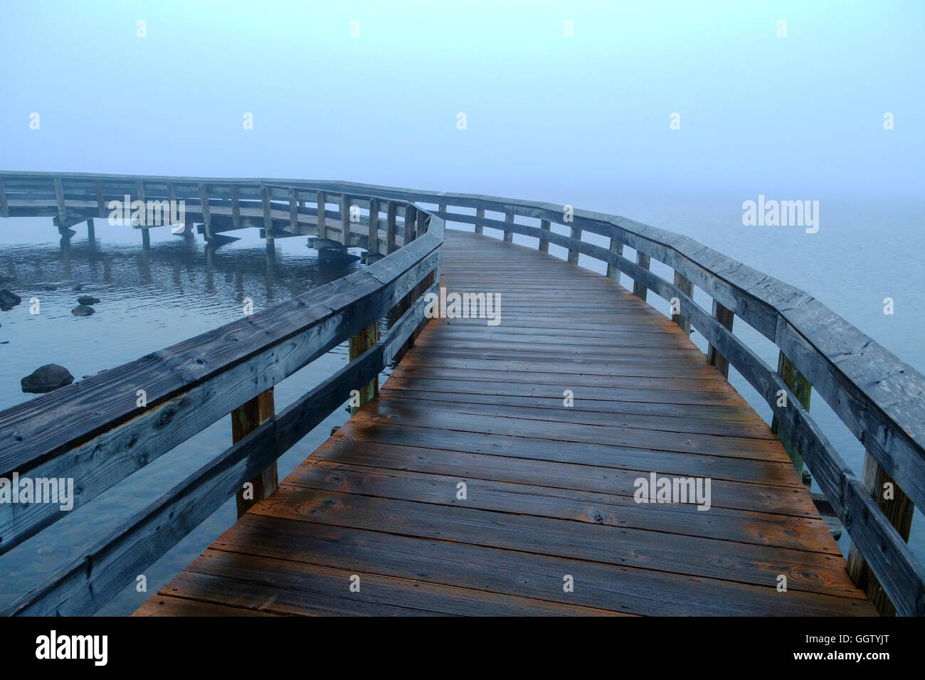 Promenade en courbe dans le brouillard Banque D'Images