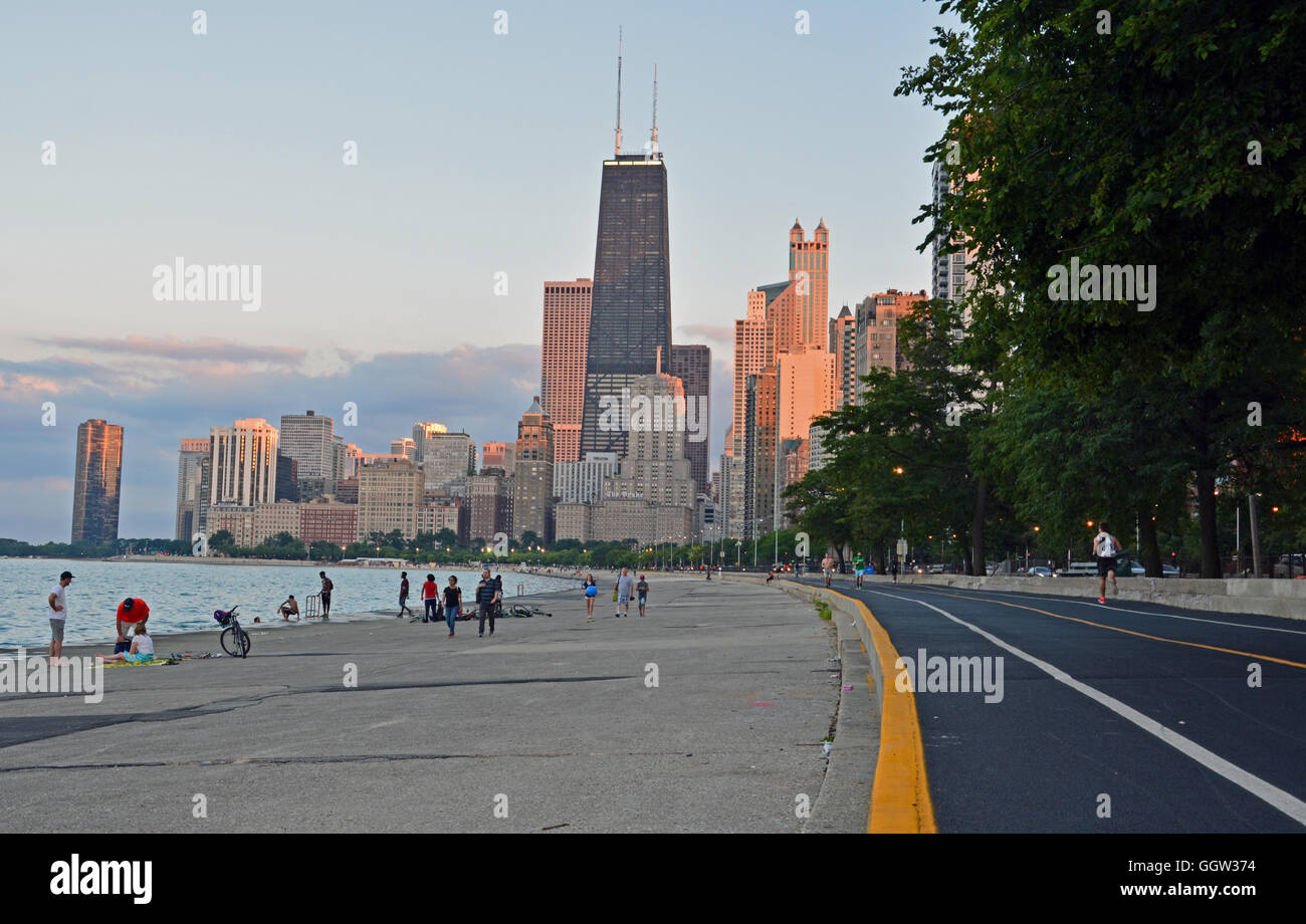 L'horizon de Chicago du Lac Michigan piste cyclable sur le côté nord. Banque D'Images