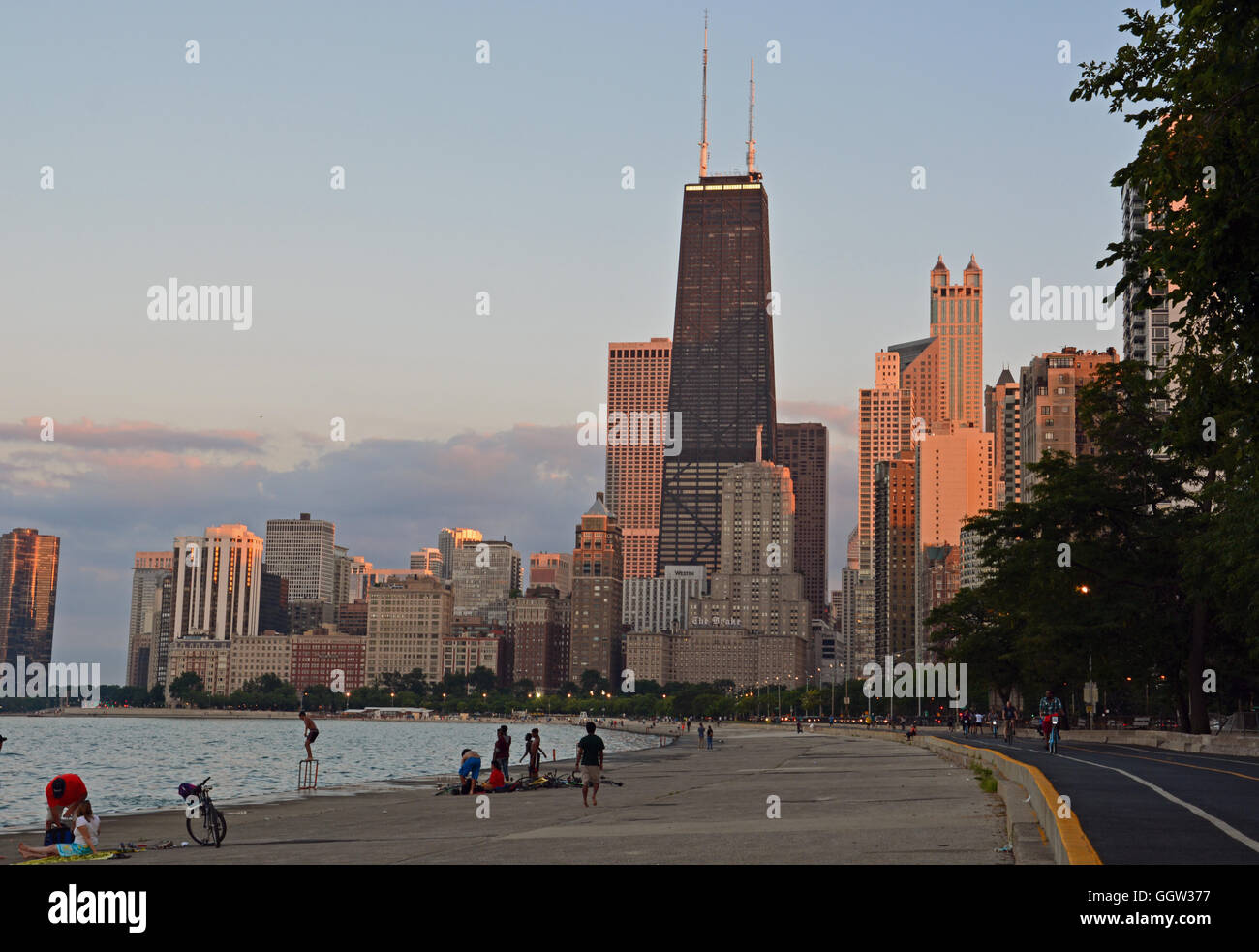 L'horizon de Chicago du Lac Michigan piste cyclable sur le côté nord. Banque D'Images