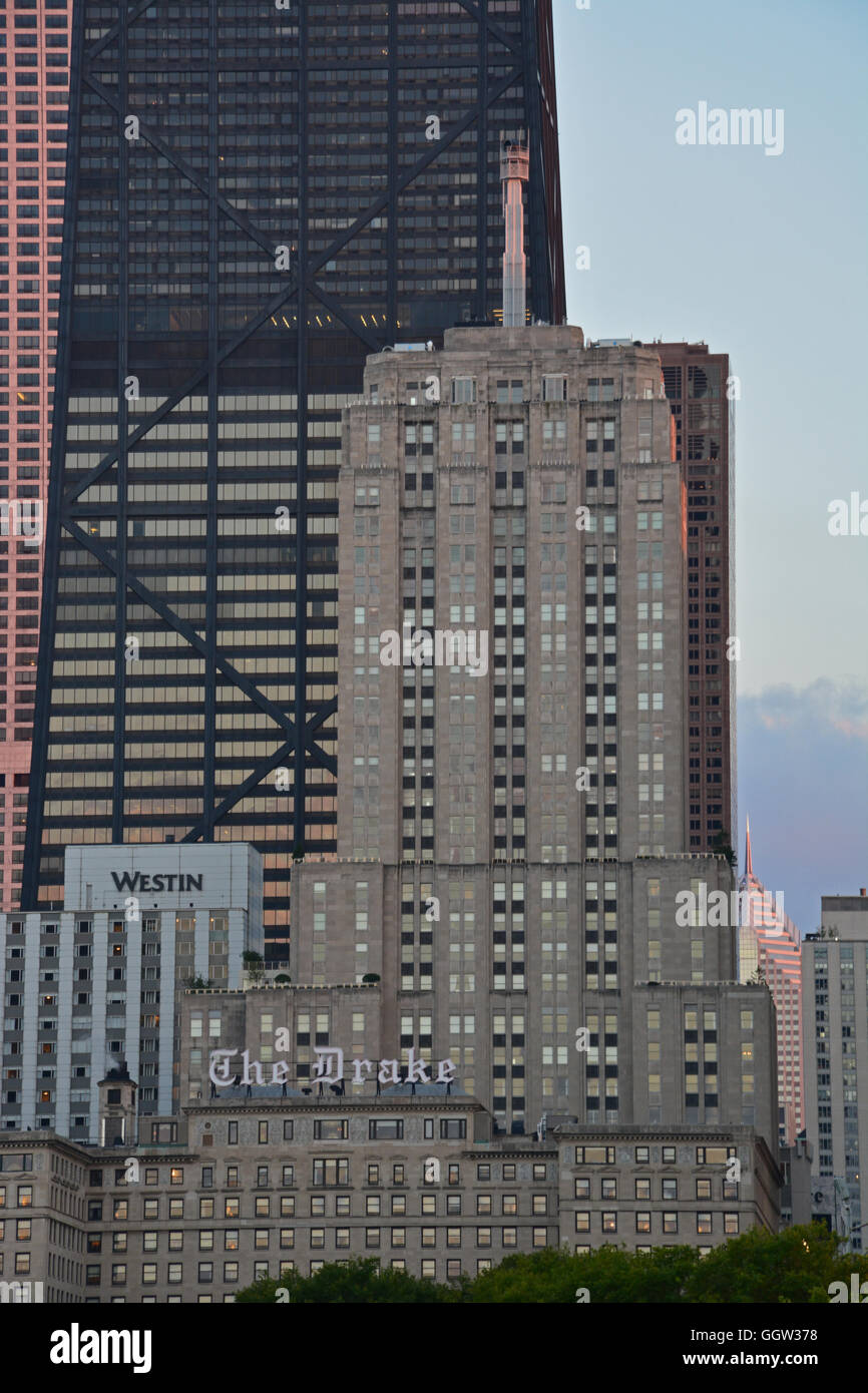 Les années 1920, époque art-déco Palmolive building sur l'horizon de Chicago du lac Michigan sur la piste cyclable près du côté nord. Banque D'Images