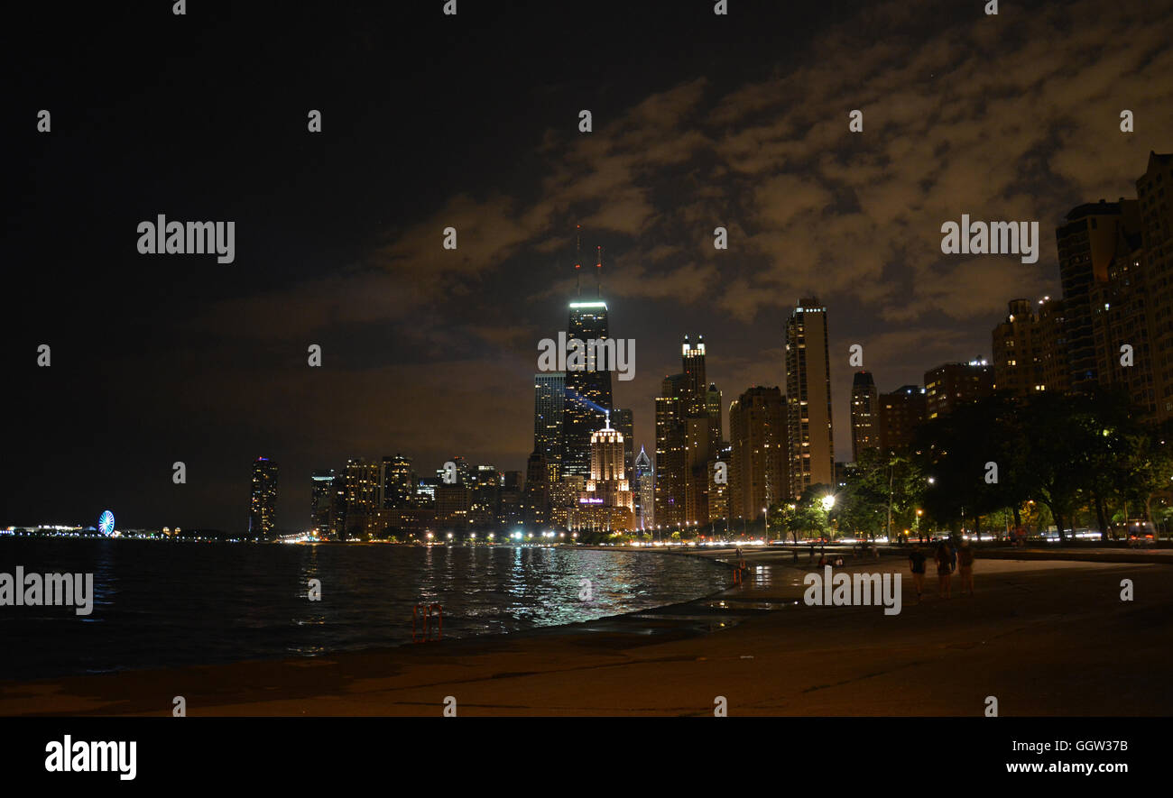 L'horizon de Chicago du Lac Michigan piste cyclable sur le côté nord. Banque D'Images