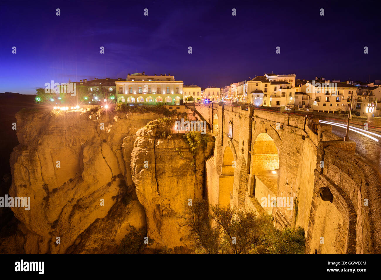 Ronda, Espagne à Puente Nuevo de nuit. Banque D'Images