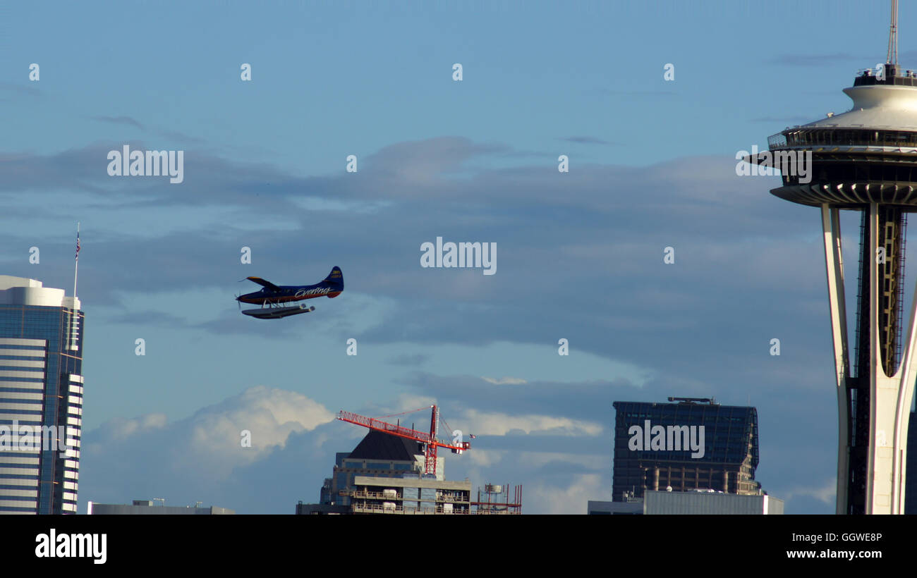 SEATTLE, WASHINGOTN - Septembre 2014 : la Space Needle top plattform avec un avion Banque D'Images