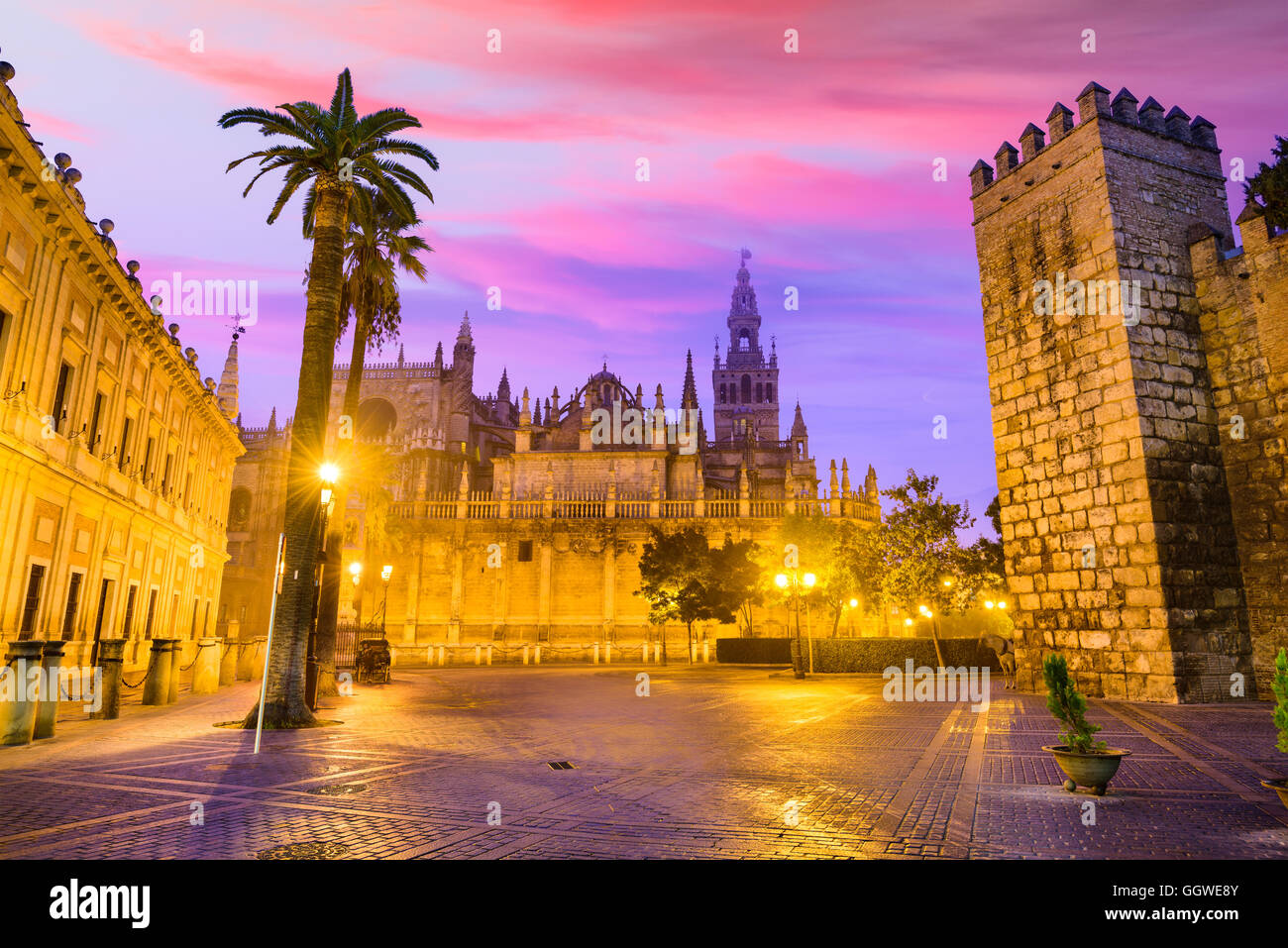 La ville historique de Séville, en Espagne, sur la Plaza de Triunfo. Banque D'Images