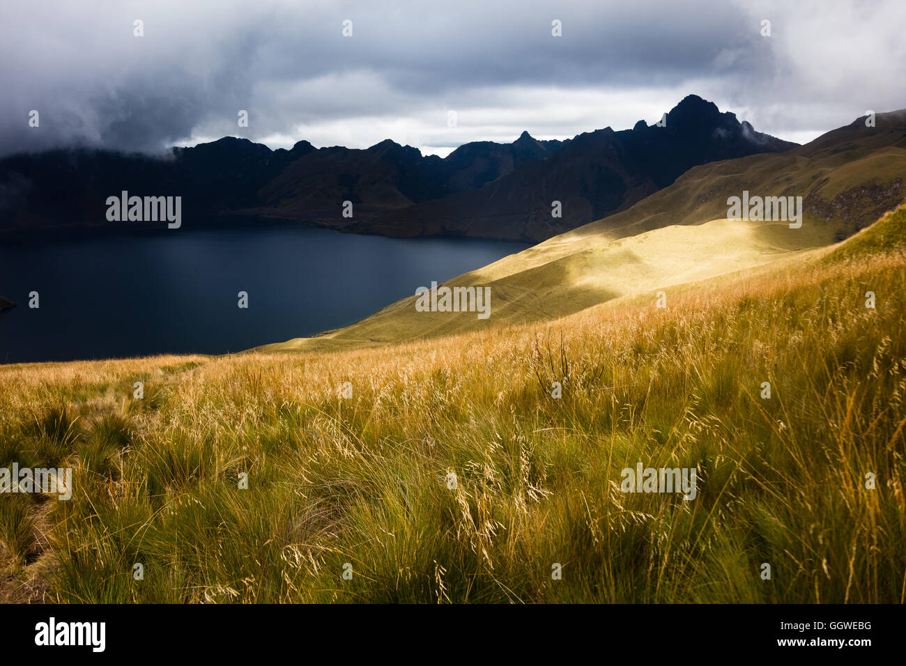 Coucher du soleil à Laguna Mojanda dans les Andes équatoriennes Banque D'Images