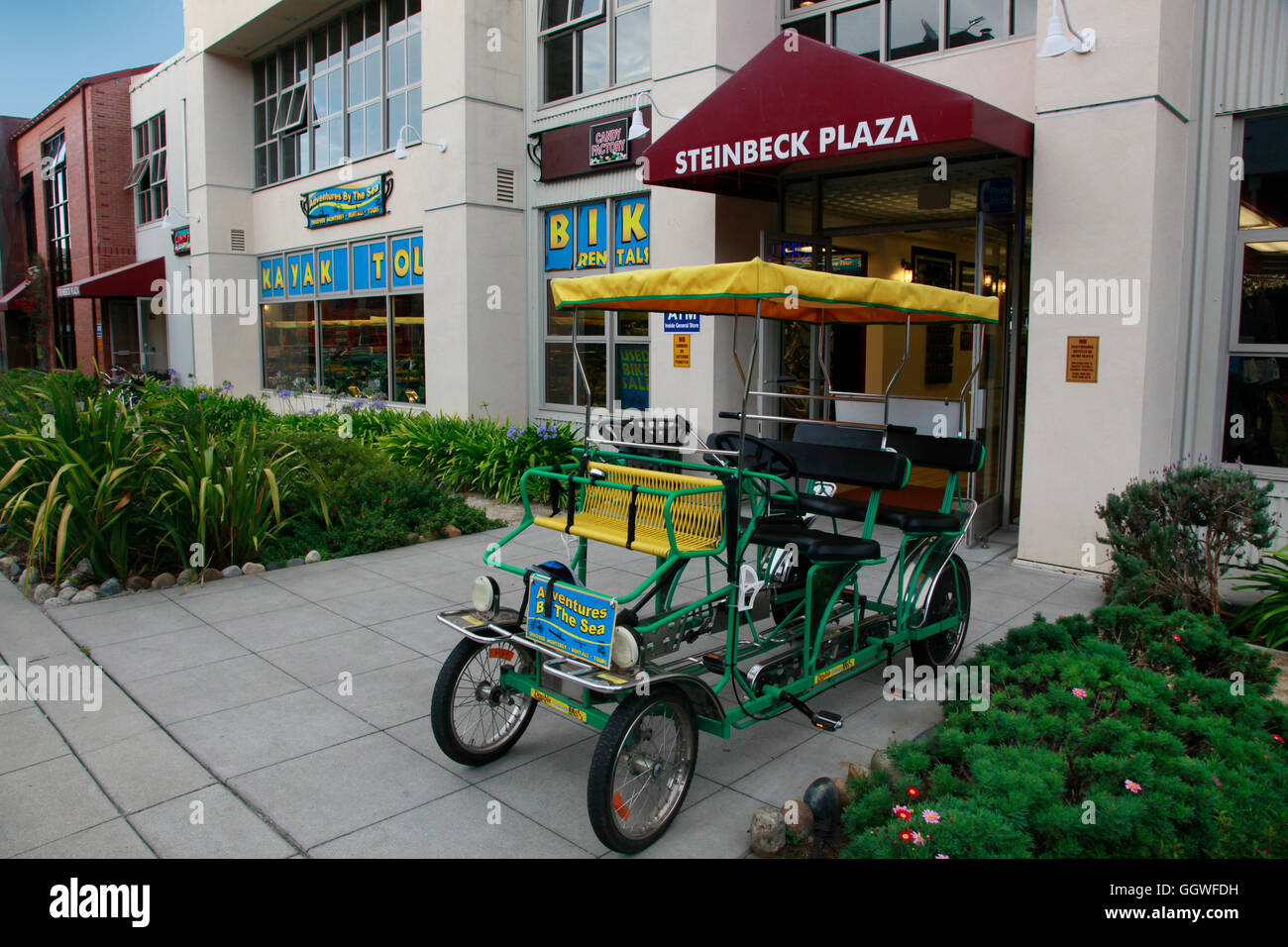 Location de vélo par ADVENTURE PAR LA MER À Steinbeck Plaza sur Cannery Row - Monterey, Californie Banque D'Images