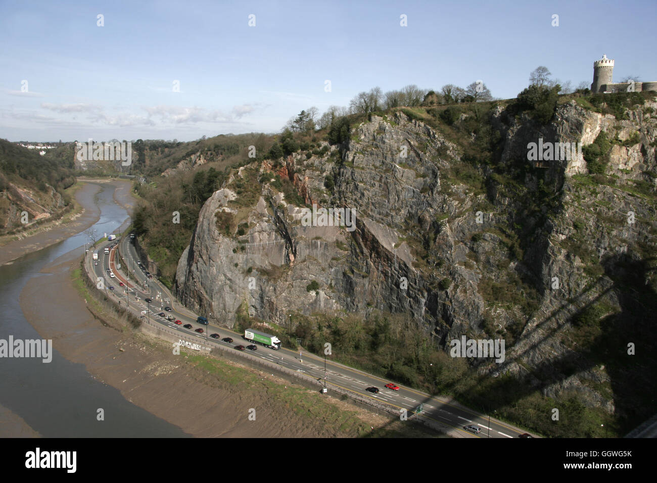Vue de la gorge, de la rivière Avon et de la route ci-dessous de le pont suspendu de Clifton. Banque D'Images
