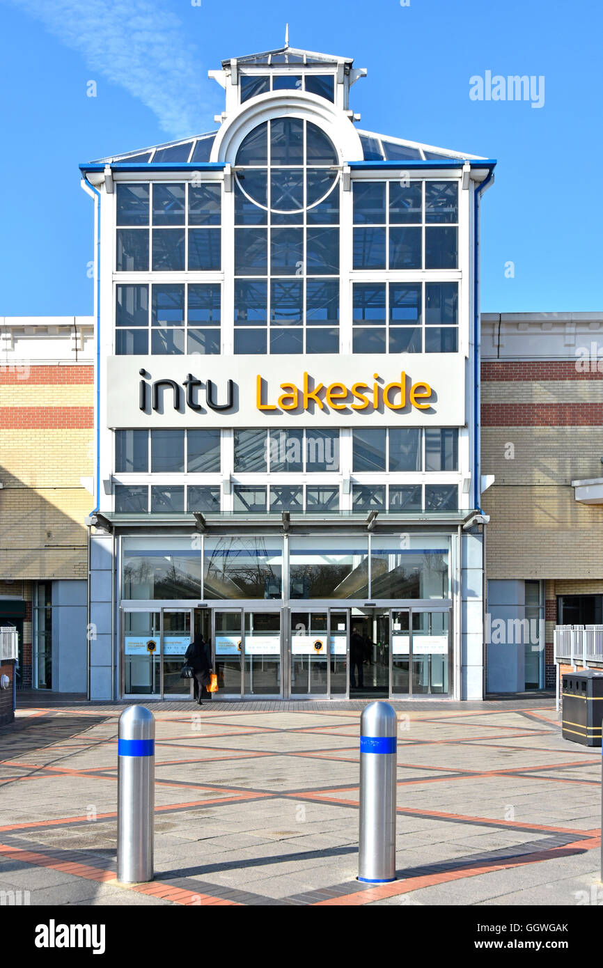 Intu extérieur Properties plc l'une des nombreuses entrées centre commercial à Thurrock Lakeside centre commercial intérieur dans l'Essex, Angleterre UK & bornes de sécurité Banque D'Images