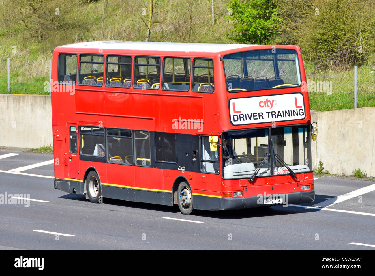 Bus à impériale rouge utilisé pour la formation des chauffeurs en voiture sur l'autoroute britannique Banque D'Images