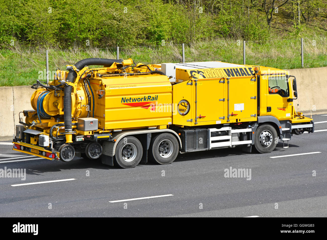 Camion à double usage réseau Rail 'Rail Whale' utilisé pour défricher les fosses de capture latérales de voie ferroviaire vues sur l'autoroute M25 britannique Essex Angleterre Banque D'Images Camion à double usage réseau Rail 'Rail Whale' utilisé pour défricher les fosses de capture latérales de voie ferroviaire vues sur l'autoroute M25 britannique Essex Angleterre Banque D'Images