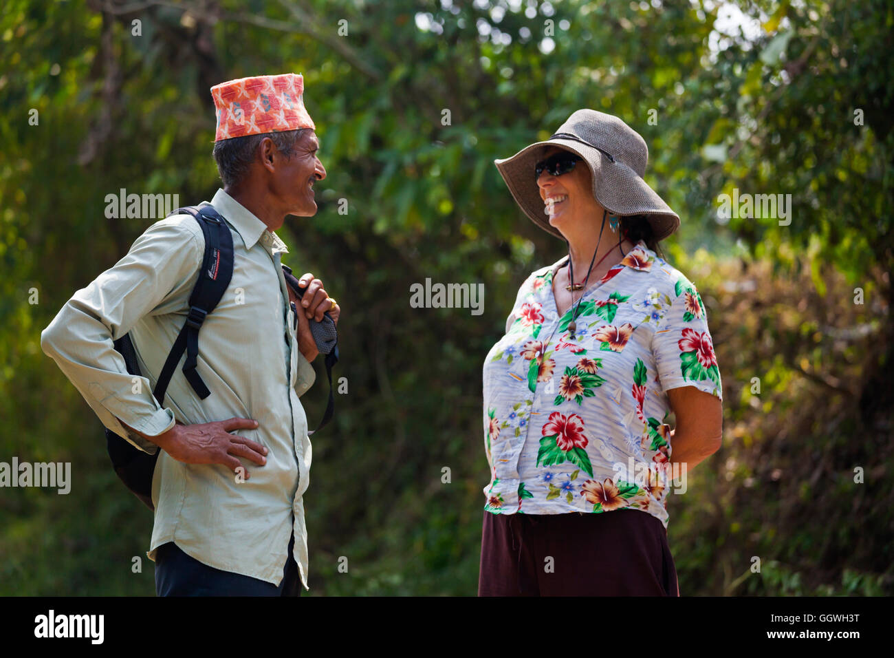 Christine Kolisch parle à un villageois tout en faisant l'aide aux victimes du séisme - Népal Banque D'Images