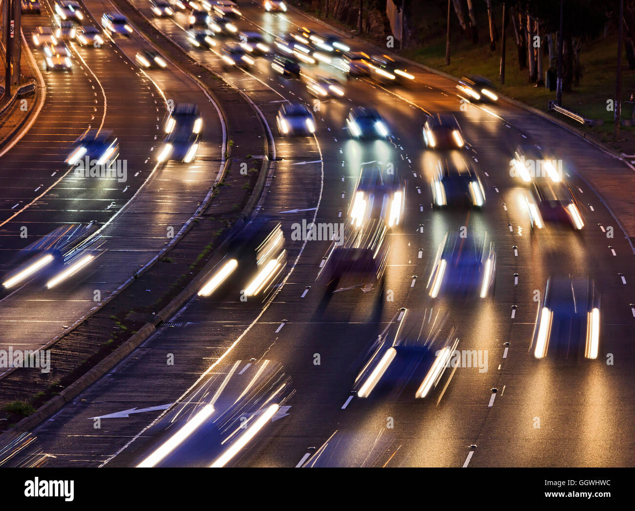 Peu de projecteurs de l'incoming torrent de voitures sur une autoroute Warringah lane en traversant la ville de Sydney, Australie. Banque D'Images