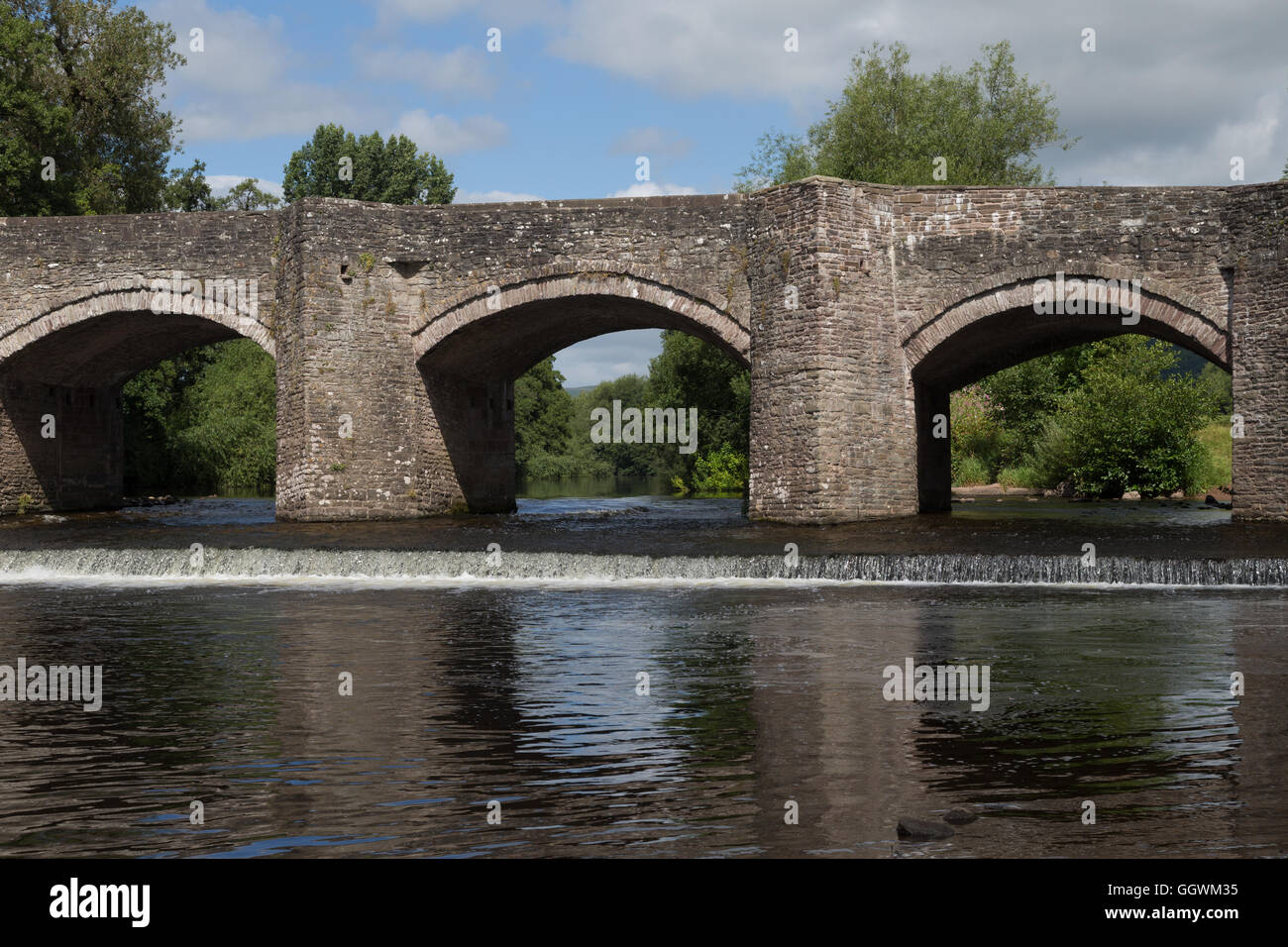 La rivière Usk coule sous le pont à Crickhowell Banque D'Images