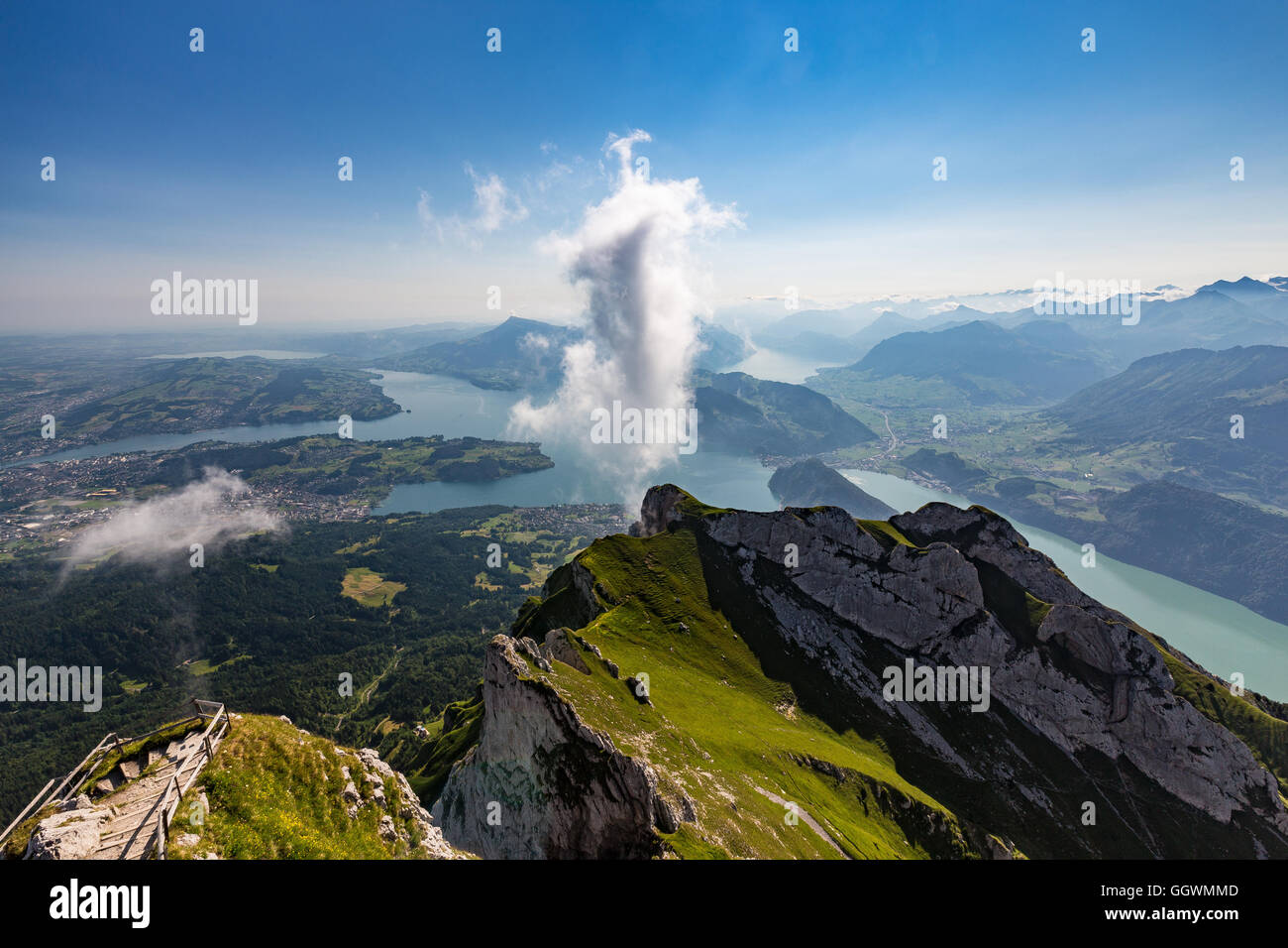 4 Forested-Cantons Lake. Le lac des Quatre-Cantons (Vierwaldstättersee). La Suisse Banque D'Images