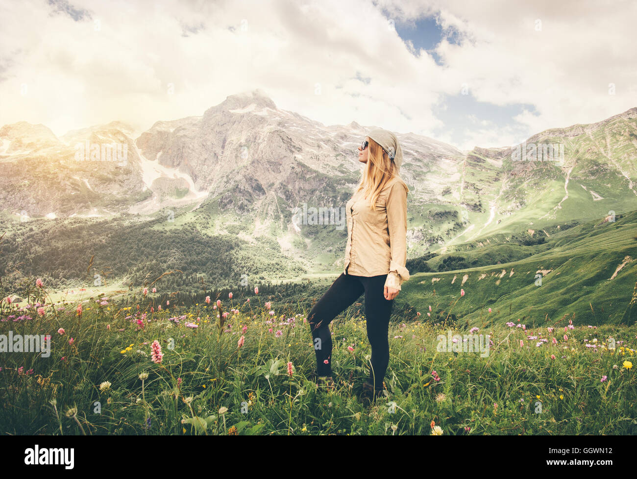 Young Woman walking Travel concept de vie vacances d'arrière-plan sur les montagnes rocheuses en plein air Banque D'Images