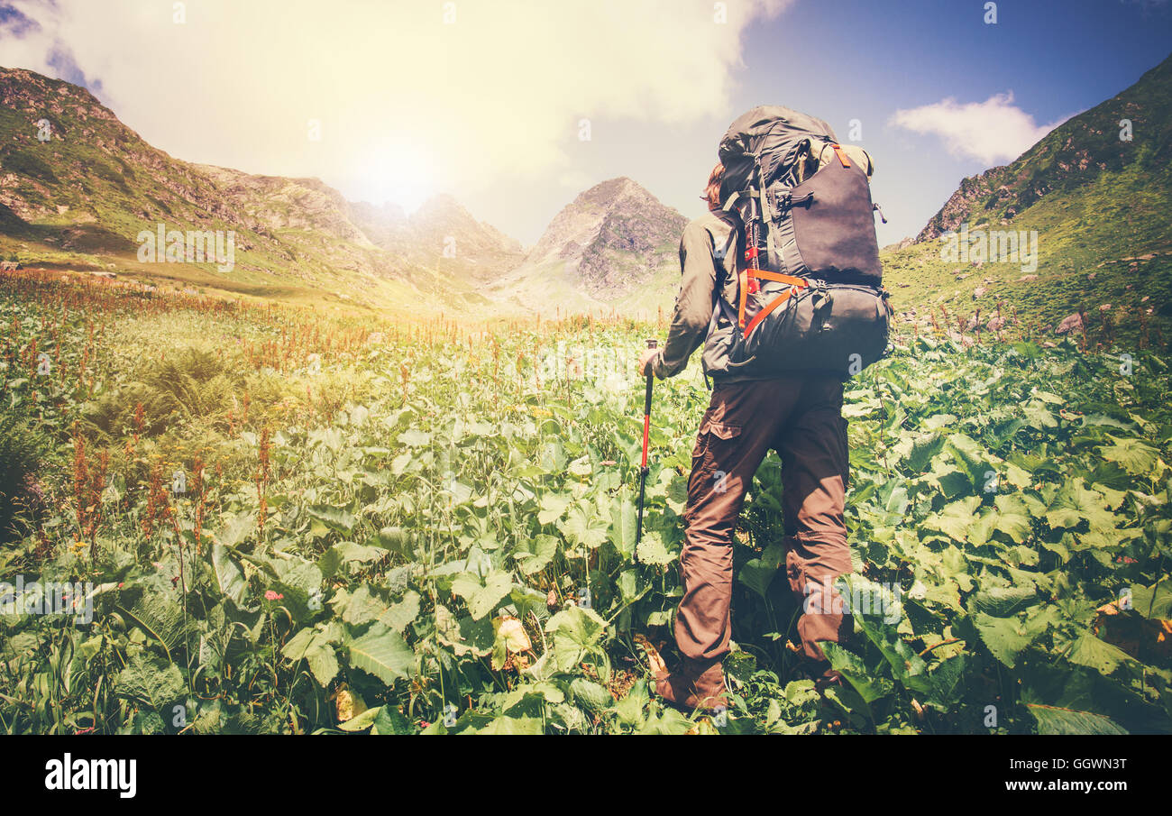 Sac à dos homme Traveler avec Voyage randonnée montagne concept de vie sur  fond de l'été vacances d'aventure outdoor blé ensoleillé Photo Stock - Alamy