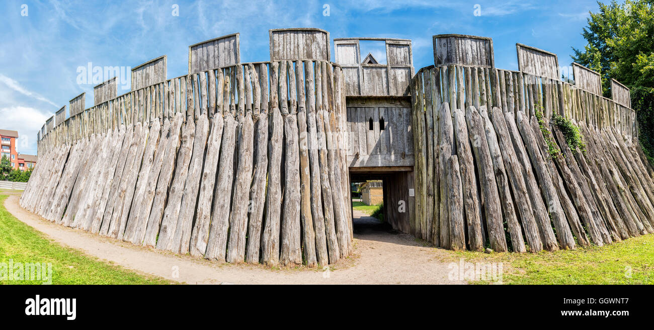 Une image panoramique de la reconstitution d'un fort viking en bois appelée trelleborg dans la ville suédoise du même nom. Banque D'Images