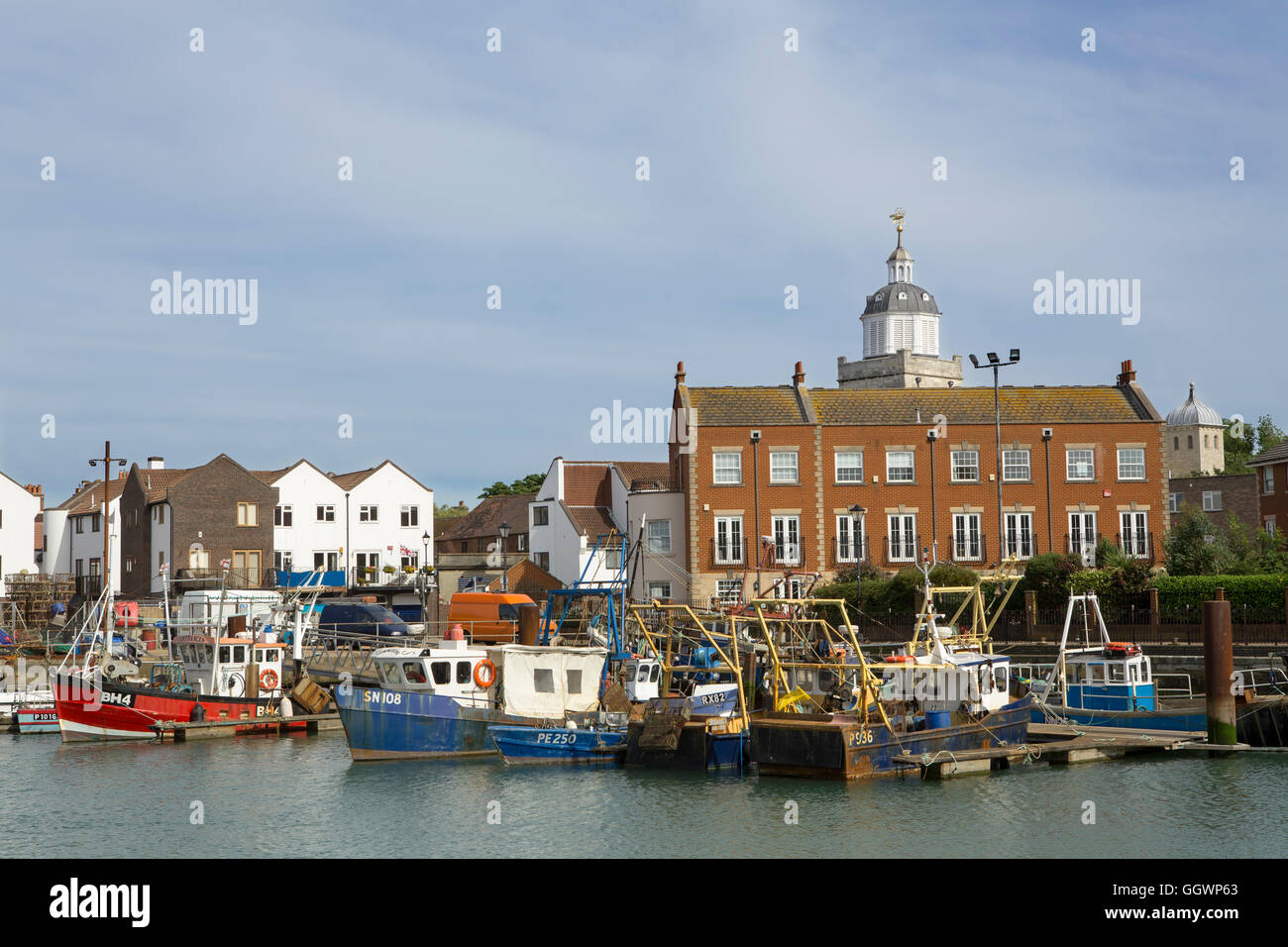 Port de pêche congestionné vieux Portsmouth. Rangée de bateaux amarrés dans les docks de carrossage. La tour de la cathédrale en arrière-plan. Banque D'Images