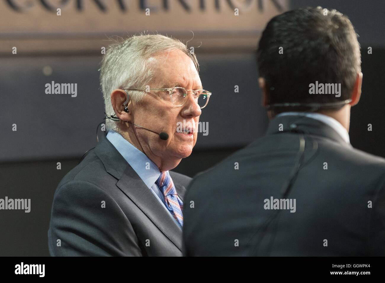 Le leader de l'opposition au Sénat Harry Reid est interrogé avant le début de la dernière journée de la Convention Nationale Démocratique à la Wells Fargo Center le 28 juillet 2016 à Philadelphie, Pennsylvanie. Banque D'Images