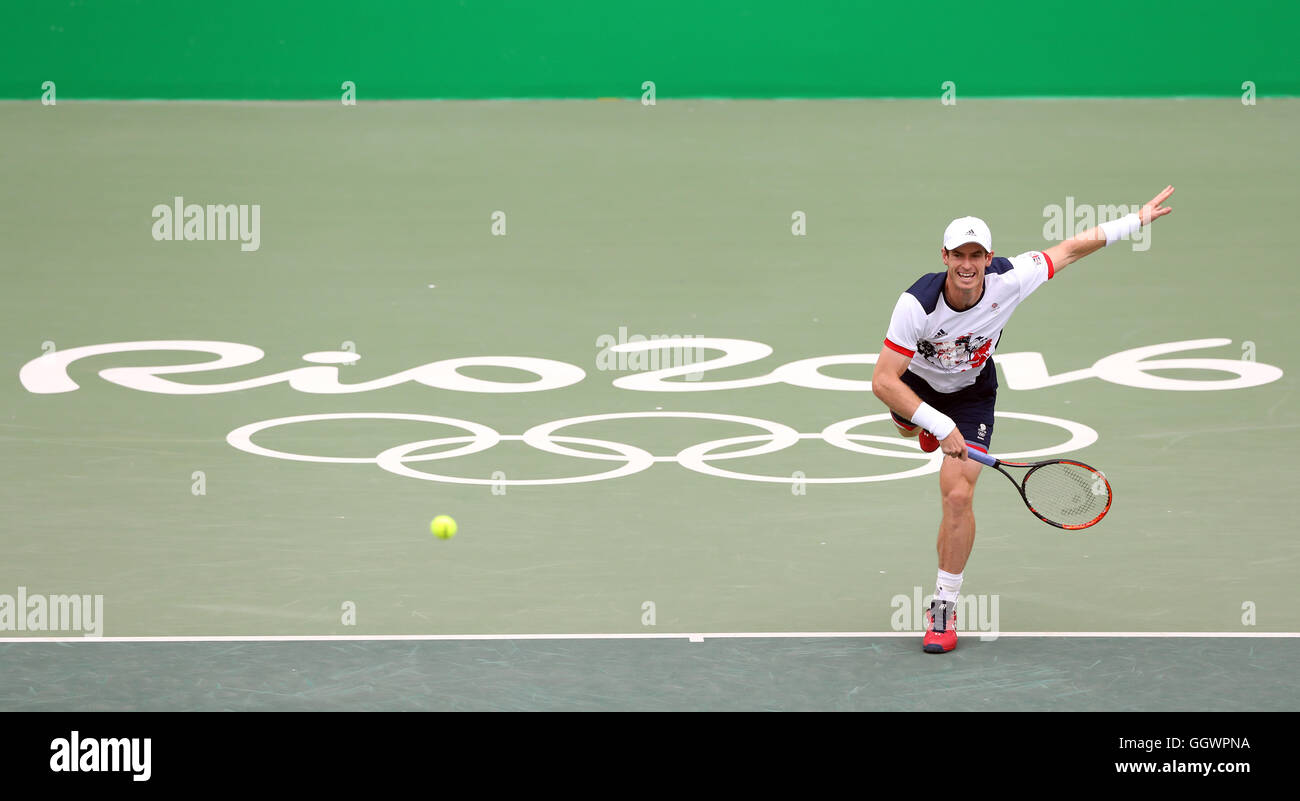 Andy Murray la Grande-Bretagne en action contre Viktor Troicki au cours de la première ronde du tournoi olympique de tennis au centre sur le deuxième jour de la Jeux Olympiques de Rio, au Brésil. Banque D'Images