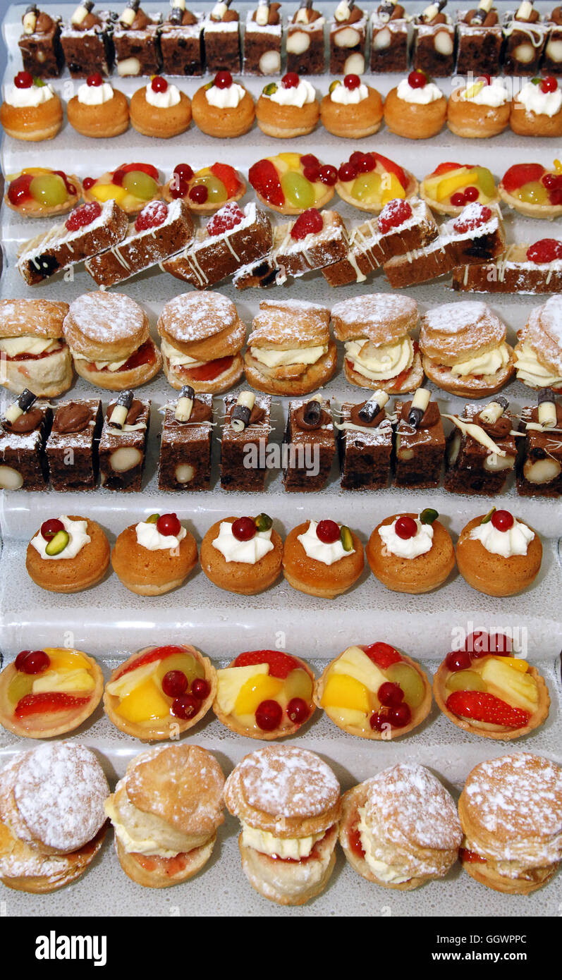 Un Assortiment De Gateaux Sur L Affichage Uk Photo Stock Alamy