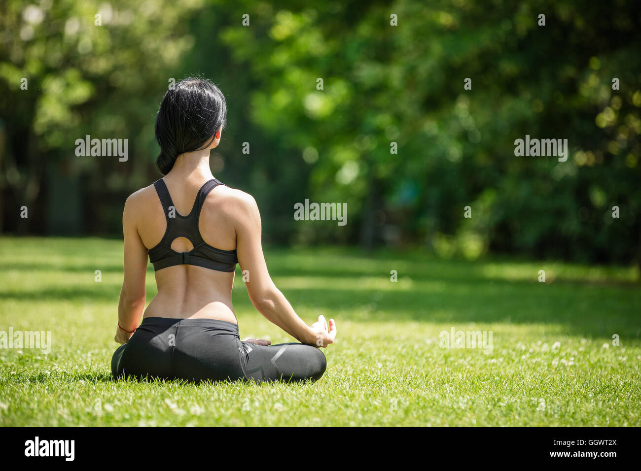 Jeune fille pratiquant le yoga en plein air Banque D'Images