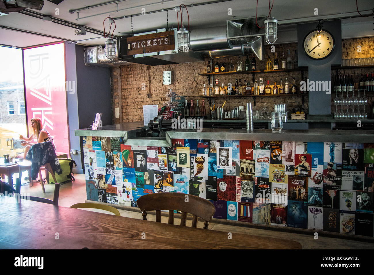 Cafe Bar dans le théâtre du parc. situé à Londres, Finsbury Park Banque D'Images