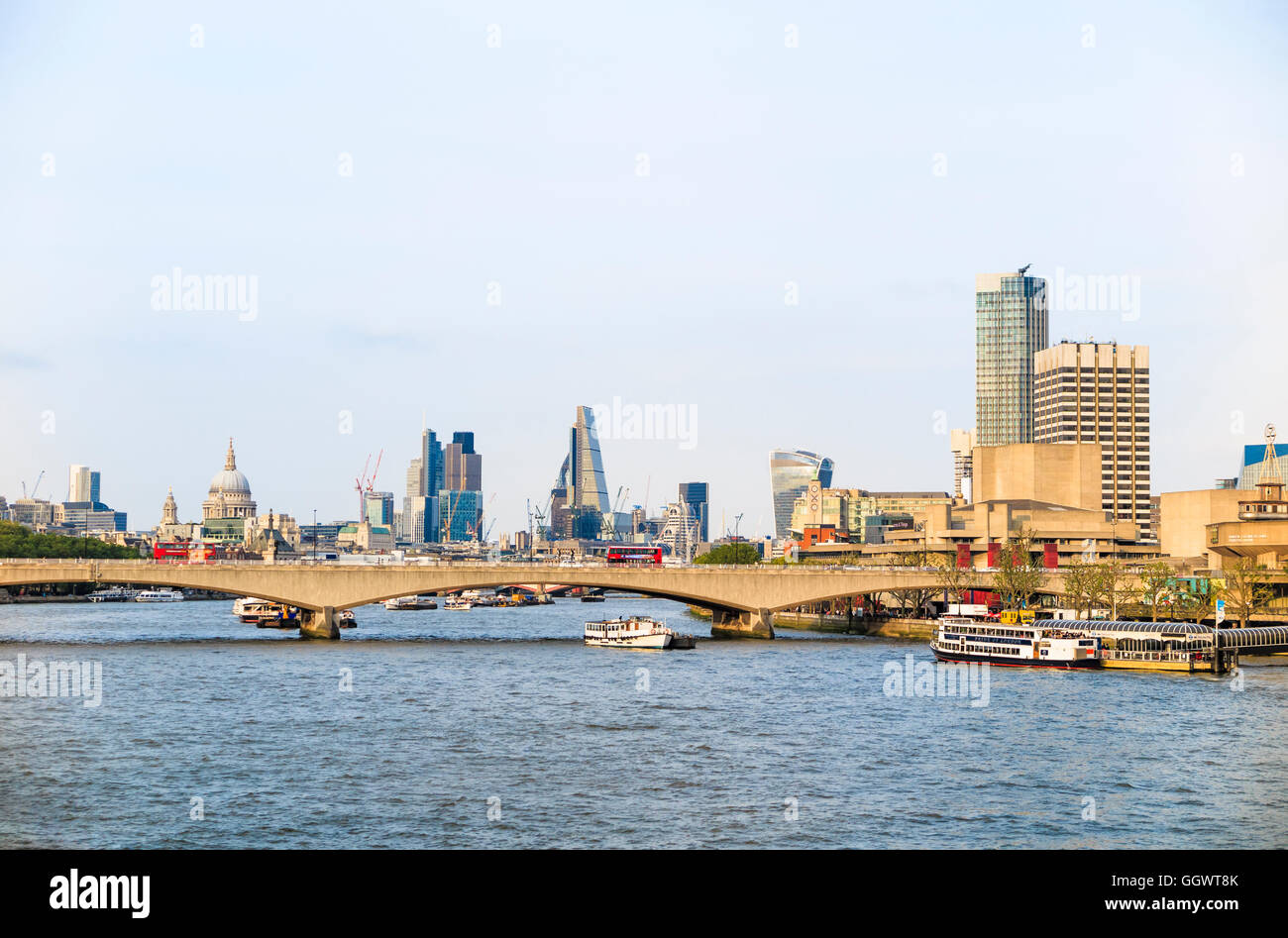 Vue panoramique avec Waterloo Bridge sur la Tamise et sur les bâtiments emblématiques de la ville de Londres, UK Banque D'Images