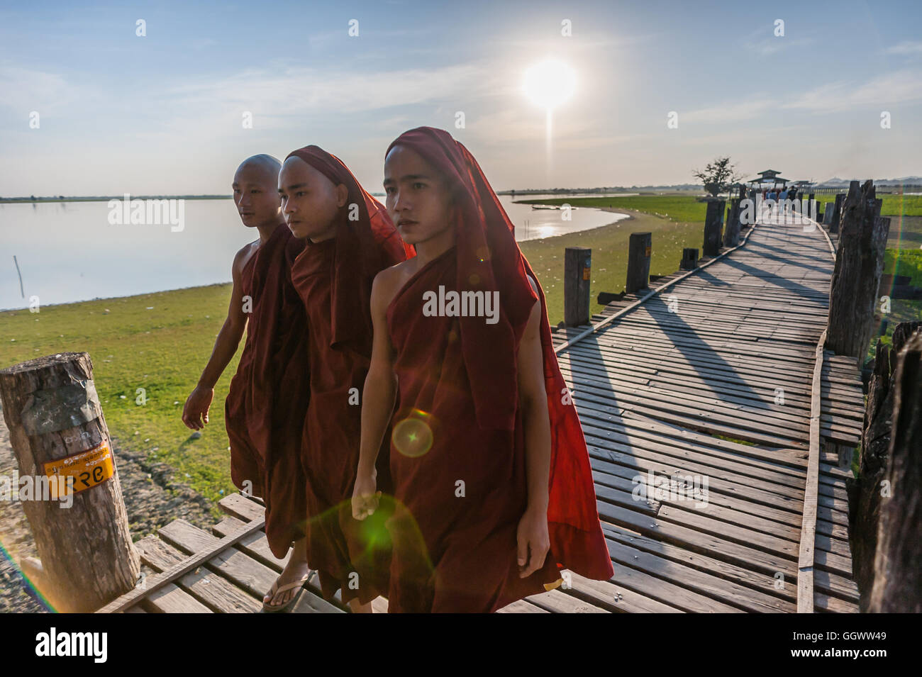 Les moines bouddhistes, marcher sur le pont U Bein Banque D'Images