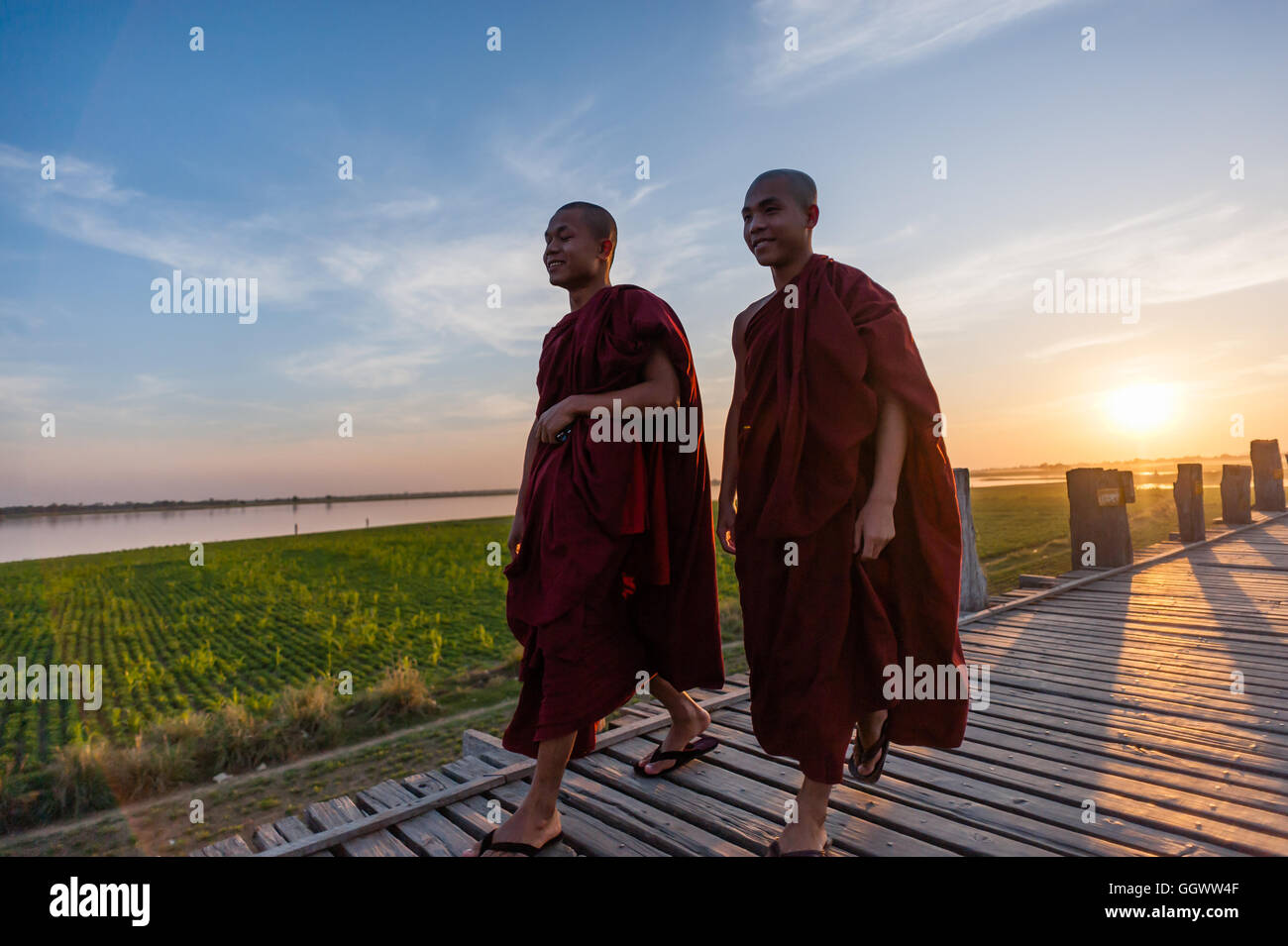 Monks marche sur le pont U Bein Banque D'Images