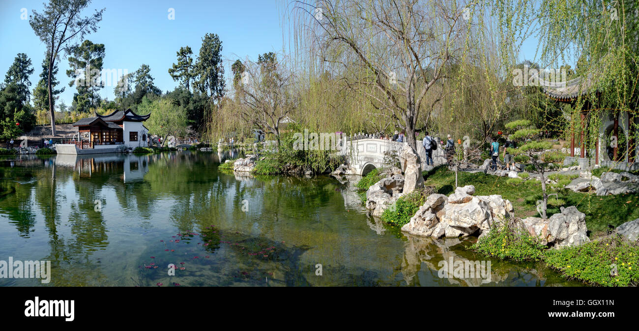 Vue panoramique de beaux jardins chinois Banque D'Images