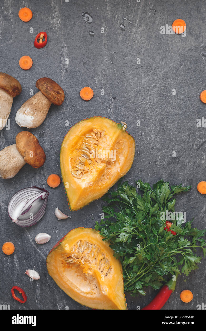 Ingrédients pour la cuisson des aliments frais. Les légumes d'automne et les champignons. Vue d'en haut, l'image aux couleurs vintage, espace blanc Banque D'Images