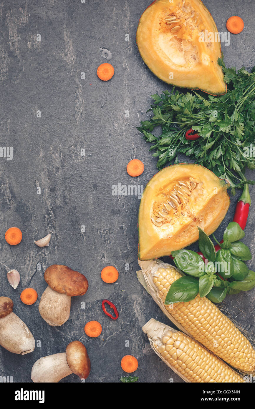 Assortiment de légumes et de champignons sur la table rustique, toujours l'automne de la vie. Vue d'en haut, l'image aux couleurs vintage, espace blanc Banque D'Images